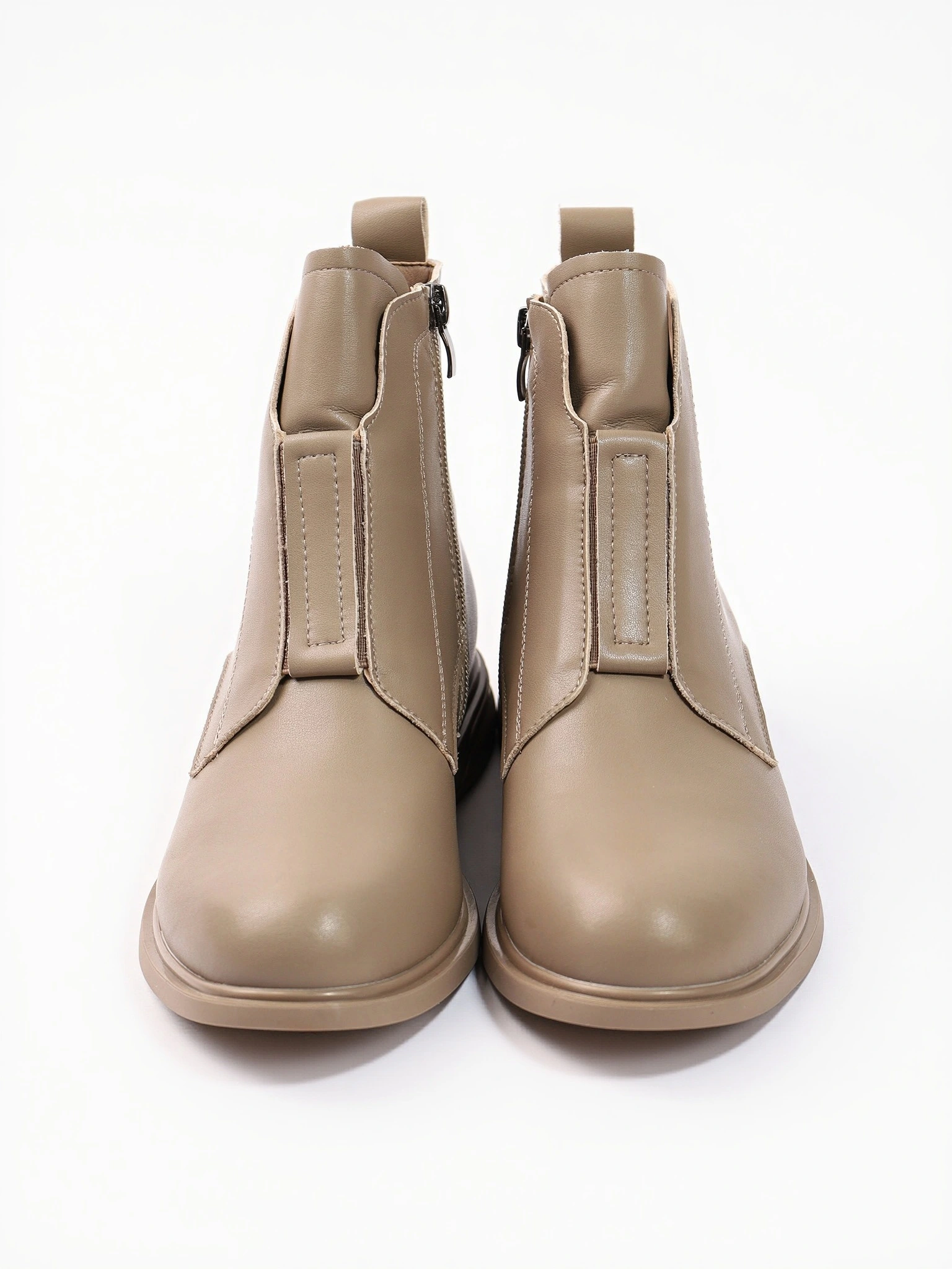 Ботинки бежевого цвета с эластичной вставкой спереди